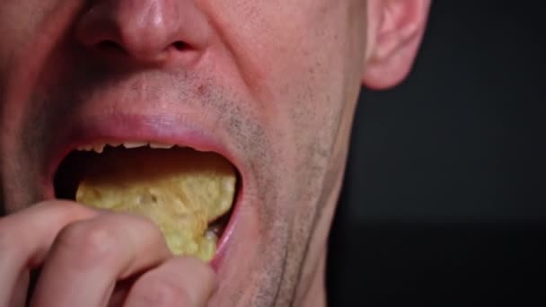 Man Eating Crispy Potato Chips Close Potato Snack Unhealthy Fast — Stock Video
