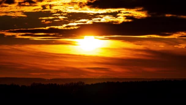曇りの空に日没するオレンジ色の黄金の太陽 雲は日の出や日没の黄金の時間帯に空に向かっています その日の美しい夕日 — ストック動画