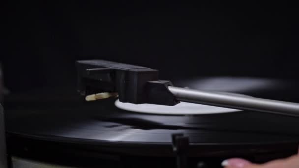 Starý Retro Hráč Točí Vinylovou Desku Zblízka Jehla Vinylového Gramofonu — Stock video