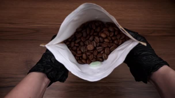 Kávébab Kézműves Csomagolásban Emberi Kézben Sült Aromás Barna Kávébab Sötét — Stock videók