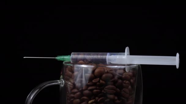 Kafein Bağımlılığı Tıbbi Şırıngada Kahve Çekirdekleri Enjeksiyondan Önce Şırınga Kahve — Stok video
