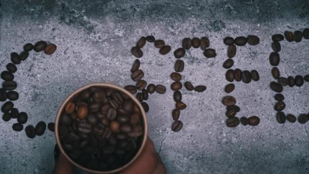 Επιγραφή Καφές Από Κόκκους Καφέ Και Ένα Ποτήρι Ψητά Αρωματικά — Αρχείο Βίντεο