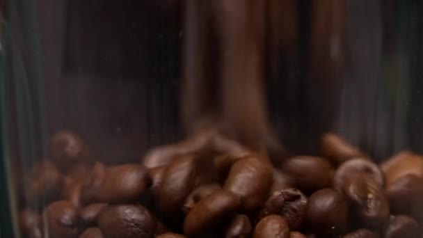 Kaffeebohnen Fallen Zeitlupe Und Bedecken Den Gesamten Bildschirm Geröstete Aromatische — Stockvideo