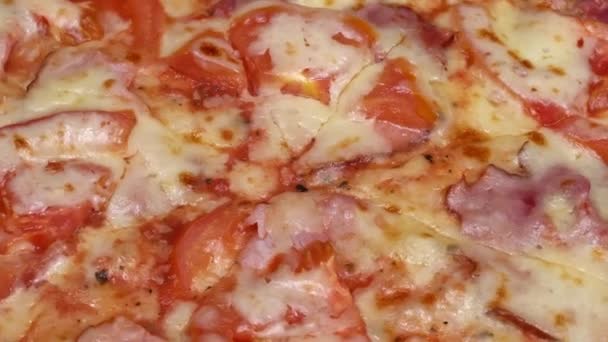 Egy Pizza Szalámival Szalonnával Fekete Hátterű Dobozban Friss Pizza Hússal — Stock videók
