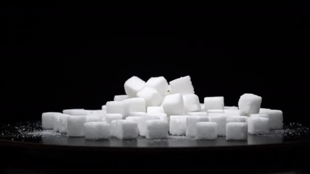 Högen Med Vita Sockerbitar Svart Bakgrund Sötsaker Skadliga För Hälsan — Stockvideo
