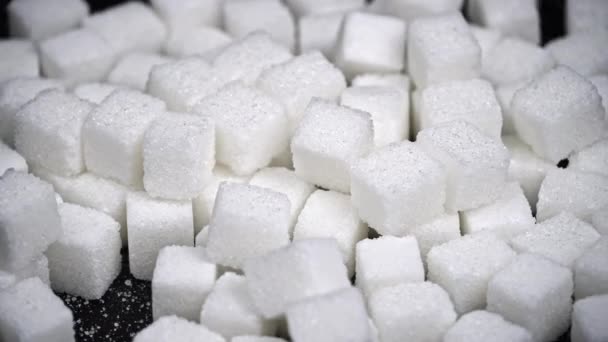 黒い背景に白砂糖のキューブの山 スイーツは健康に有害です 砂糖のコンセプトから生まれる 栄養とダイエットコントロール シュガーレス 糖尿病について スイーツからの体重増加 — ストック動画