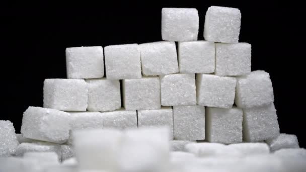 时间流逝的糖立方体排成一排在塔中 糖果对健康有害 营养和饮食控制 糖尿病 甜食增重 — 图库视频影像