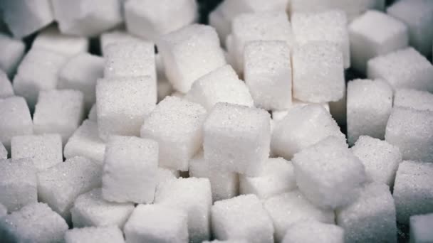 Haufen Weißer Zuckerwürfel Auf Schwarzem Hintergrund Süßigkeiten Sind Gesundheitsschädlich Schaden — Stockvideo