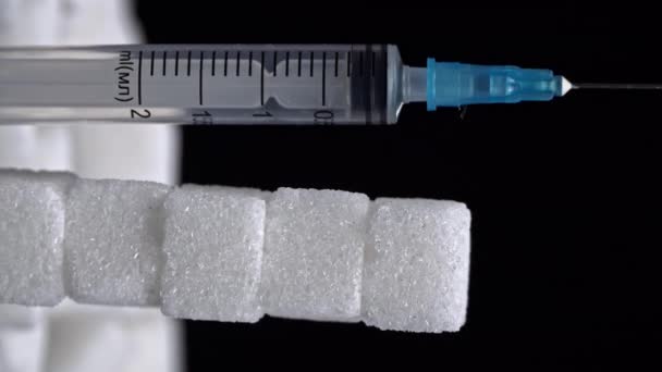 Socker Läkemedel Vita Sockerbitar Och Spruta Sötsaker Skadliga För Hälsan — Stockvideo