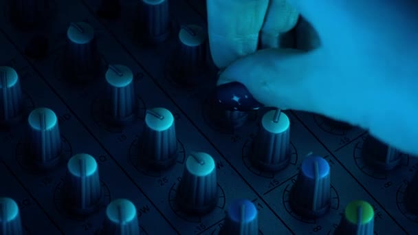 Manos Trabajando Con Mixer Cerca Mezclador Audio Profesional Con Ajustes — Vídeo de stock