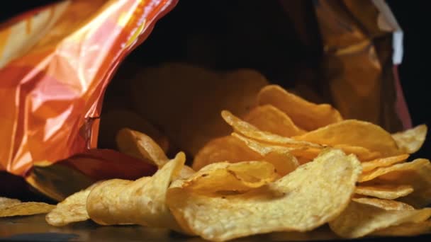 Knapperige Chips Een Roedel Close Aardappelsnack Voor Ongezond Fastfood Chaotisch — Stockvideo