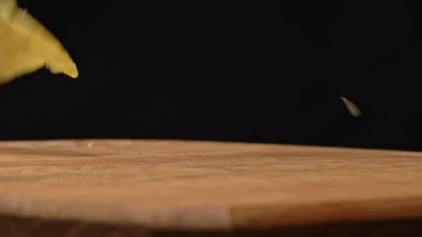 Картофельные Чипсы Падают Замедленной Съемке Деревянную Тарелку Нездоровая Еда Картофельные — стоковое видео