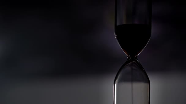 Silhouet Van Zandloper Stroomt Tegen Achtergrond Van Gewoon Mechanisch Horloge — Stockvideo
