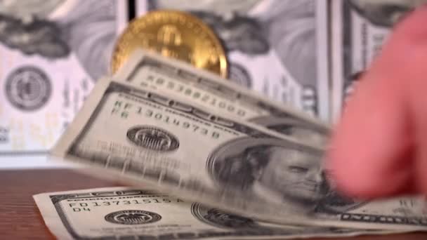 Närbild Man Räkna Dollar För Bitcoins Bitcoin Digitalt Guld Bredvid — Stockvideo
