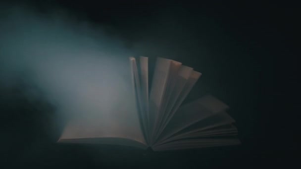 Oude Mystieke Boek Met Open Pagina Met Magische Rook Zwarte — Stockvideo