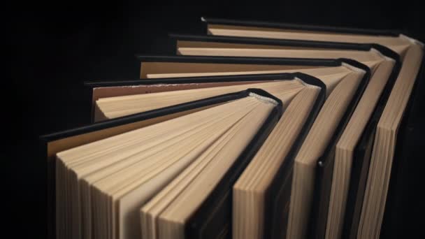 在黑漆漆的黑烟或浓雾中堆积如山的旧书 被迷蒙的书籍在黑暗中被雾所包围 书籍躺在桌子上 在飘扬的浓烟中闪烁着光芒 — 图库视频影像