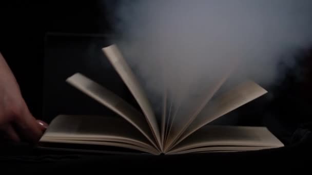 Stará Mystická Kniha Otevřenými Stránkami Magickým Kouřem Černém Pozadí Kouzelná — Stock video