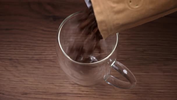 Işi Paketindeki Kahve Çekirdekleri Fincana Düşer Kavrulmuş Kahverengi Kahve Çekirdekleri — Stok video