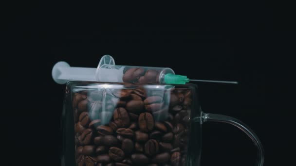 Kafein Bağımlılığı Tıbbi Şırıngada Kahve Çekirdekleri Enjeksiyondan Önce Şırınga Kahve — Stok video