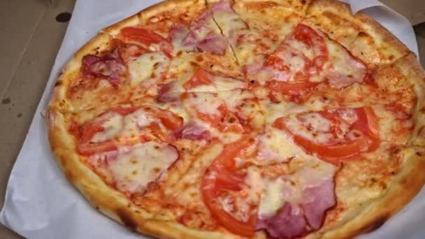 Man Neemt Een Stuk Pizza Met Spek Salami Eet Verse — Stockvideo