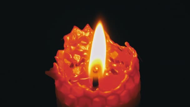 Wachskerze Brennt Auf Schwarzem Hintergrund Kerzen Entzünden Gelbes Licht Großes — Stockvideo