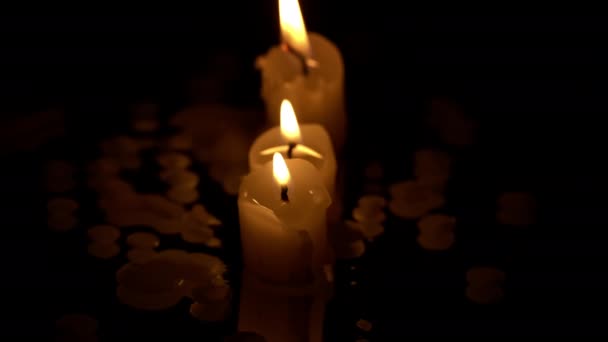 Три Парафиновых Свечи Горят Подряд Черном Фоне Отражением Три Белые — стоковое видео