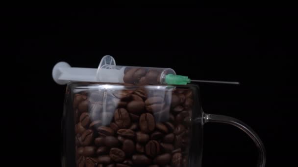 カフェインの薬物中毒 コーヒー豆 医療用注射器 注射の前に 注射器はコーヒー豆で荷を積まれています コーヒー中毒 コーヒードリンクの依存 — ストック動画