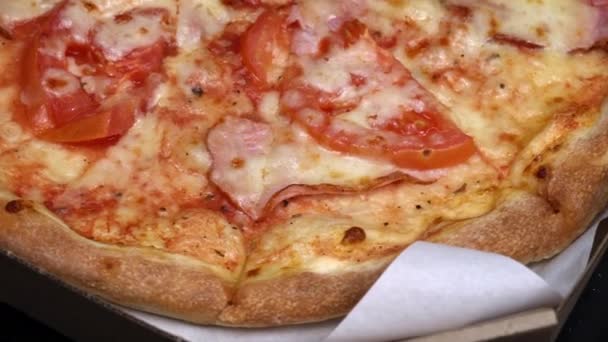 Jedna Pizza Salámem Slaninou Rotující Krabici Černém Pozadí Chuť Čerstvé — Stock video