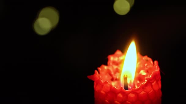 Lumânarea Ceară Arde Fundal Negru Lumânarea Luminează Luminile Galbene Focul — Videoclip de stoc