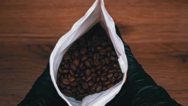 Grains Café Dans Emballage Artisanal Dans Des Mains Humaines Café — Video