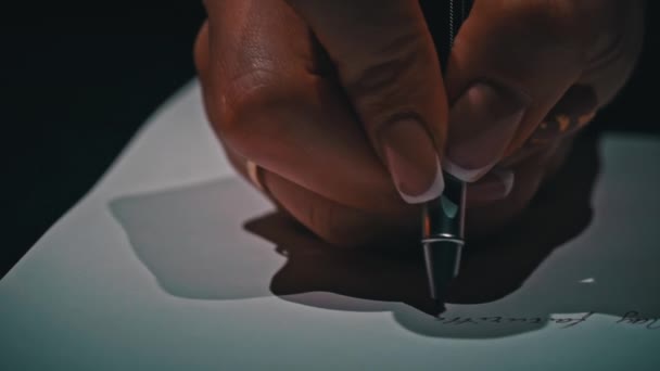 Мужская Рука Пишет Старинной Ручкой Белой Бумаге Крупным Планом Пишет — стоковое видео