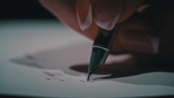 클로즈업에 골동품 펜으로 씁니다 백서에 빈티지 잉크를 사용하여 편지를 씁니다 — 비디오