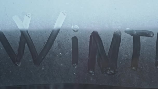 Iscrizione Inverno Con Dito Sulla Finestra Ghiacciata Durante Tempesta Neve — Video Stock