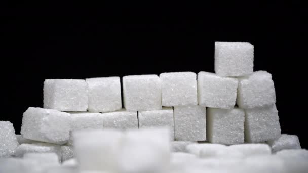 时间流逝的糖立方体排成一排在塔中 糖果对健康有害 营养和饮食控制 糖尿病 甜食增重 — 图库视频影像