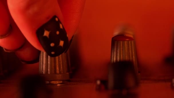 Руки Джея Працюють Мікшером Крупним Планом Професійний Звуковий Мікшер Ручними — стокове відео
