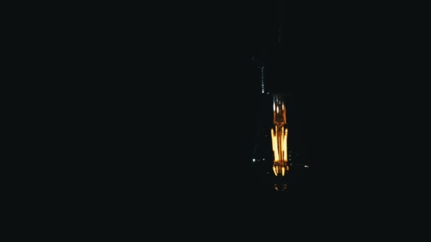 Антикварная Лампочка Загорается Оранжевым Черном Фоне Яркий Свет Старинной Лампочки — стоковое видео