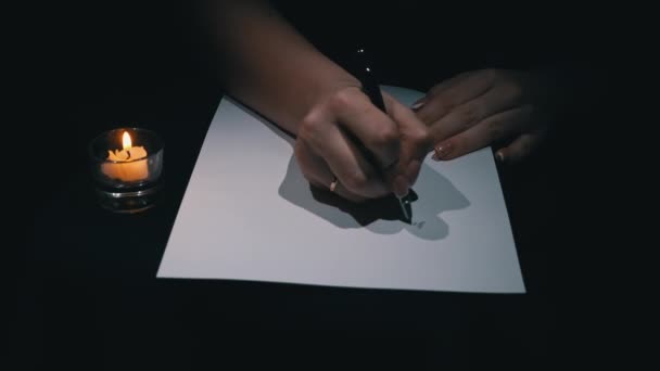 Hand Schrijft Met Een Pen Wit Papier Een Donkere Kamer — Stockvideo