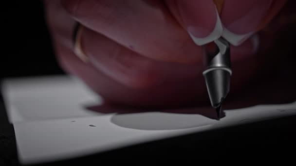 Mans Mão Escreve Com Uma Caneta Antiga Papel Branco Close — Vídeo de Stock