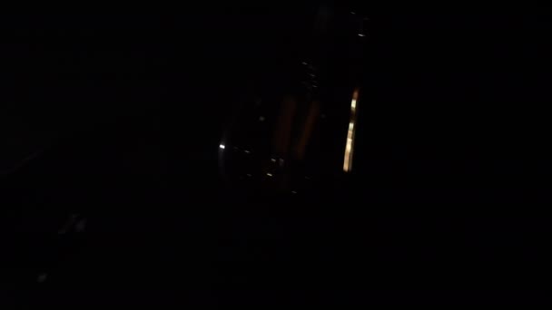 Прикосновении Пальца Черному Фону Загорается Лампа Яркий Свет Винтажной Лампочки — стоковое видео