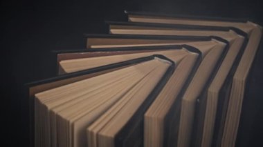 Sihirli dumanların ya da sislerin arasındaki eski kitaplar yığını. Büyülü kitaplar karanlıkta sisle çevrilidir. Kitaplar masanın üzerinde, düşen dumanların arasında bir ışık demeti tarafından aydınlatılıyor..
