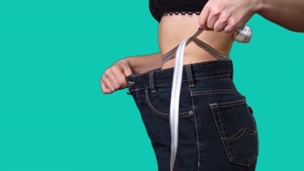 Wanita Mengukur Pinggangnya Setelah Kehilangan Berat Badan Dengan Ruang Fotokopi — Stok Video