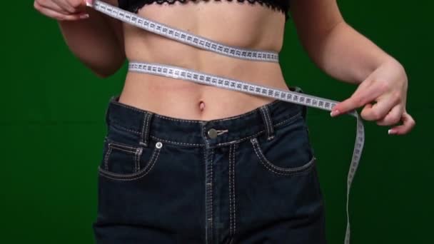 Wanita Mengukur Pinggangnya Setelah Kehilangan Berat Badan Dengan Pita Pengukur — Stok Video