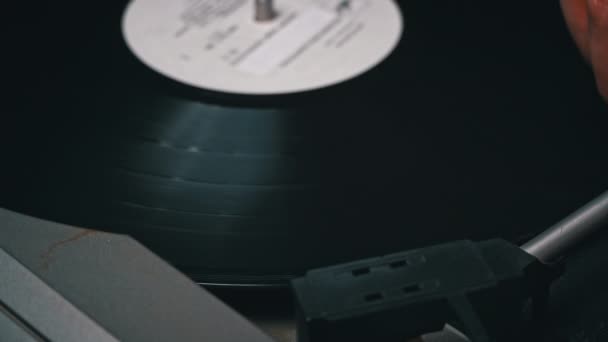 Oude Retro Speler Draait Een Vinyl Plaat Close Naald Van — Stockvideo