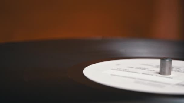 Starý Retro Hráč Točí Vinylovou Desku Zblízka Jehla Vinylového Gramofonu — Stock video