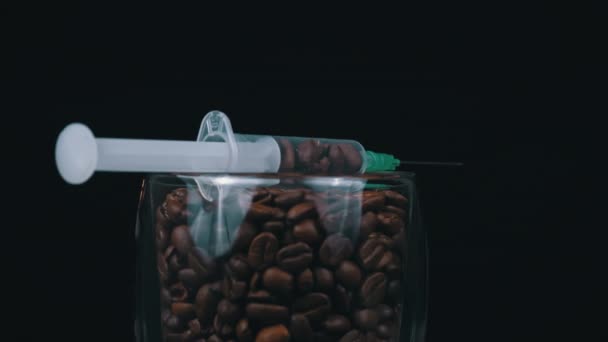Koffeinabhängigkeit Kaffeebohnen Einer Medizinischen Spritze Vor Der Injektion Wird Die — Stockvideo