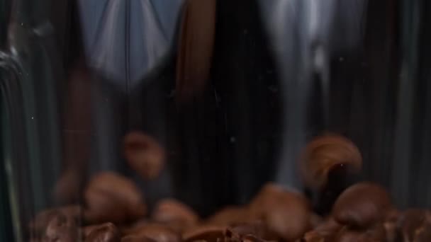 Kávová Zrna Padají Zpomaleném Filmu Pokrývají Celou Obrazovku Pečená Aromatická — Stock video