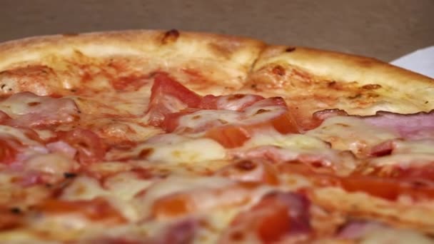 Une Pizza Avec Salami Bacon Tournant Dans Une Boîte Sur — Video