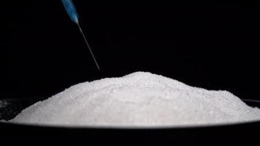 Şırınga şekerli bir tabağa düşer, şeker bağımlılığı. Tatlılar sağlığa zararlıdır. Şeker bağımlılığı. Beslenme ve diyet kontrolü. Şekersiz. Diyabet. Tatlıdan kilo alma.