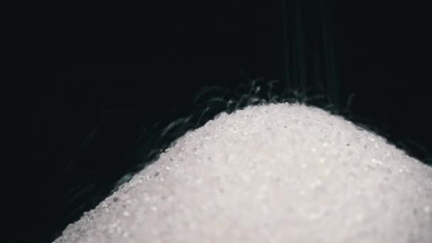 砂糖の山に白い砂が流れている スイーツは健康に有害です 砂糖依存症について 栄養とダイエットコントロール シュガーレス 糖尿病について スイーツからの体重増加 — ストック動画