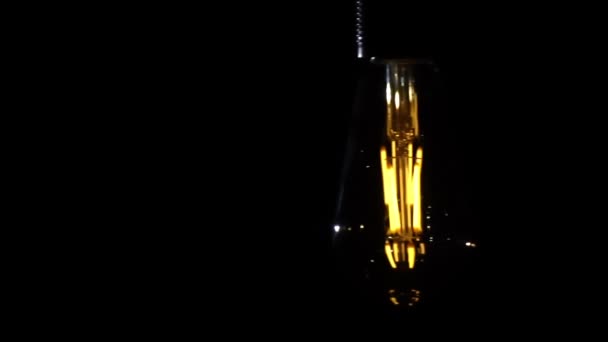 Černém Pozadí Oranžově Rozsvítí Starožitná Žárovka Jasné Světlo Staré Žárovky — Stock video